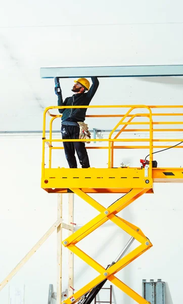 Trabajador construye una pared de cartón yeso . — Foto de Stock