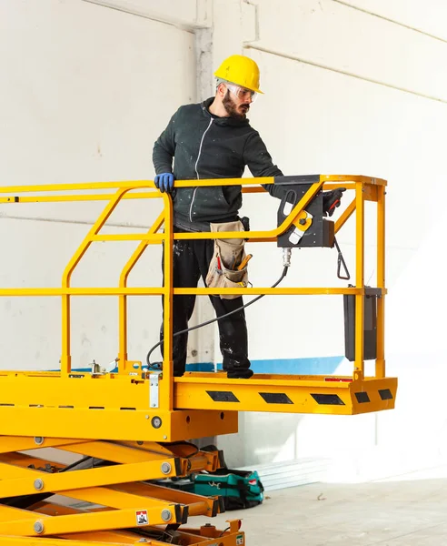 Lavoratore costruisce un muro di cartongesso . — Foto Stock