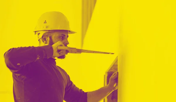 Arbetare bygger en mur av gipsskivor. Tvåfärgad effekt. — Stockfoto