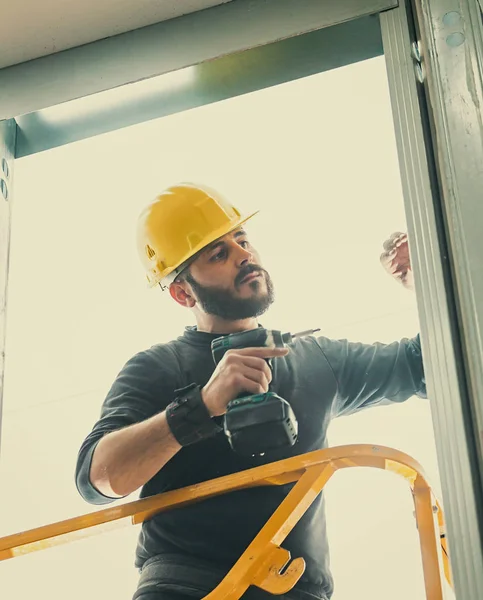 Worker builds a plasterboard wall. — Stock Photo, Image