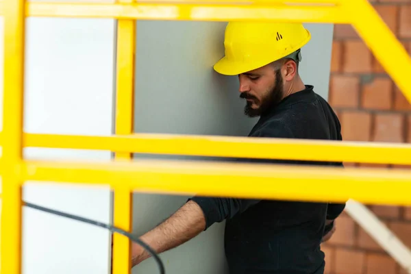 Trabalhador constrói uma parede de gesso . — Fotografia de Stock