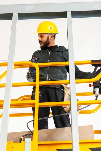 Lavoratore costruisce un muro di cartongesso . — Foto Stock