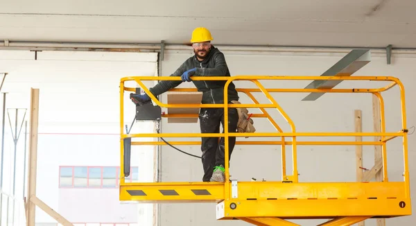 Lavoratore costruisce un muro di cartongesso . — Foto Stock