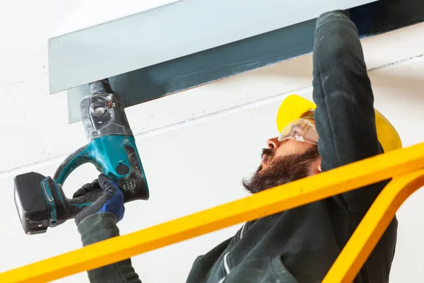 Worker builds a plasterboard wall. — Stock Photo, Image