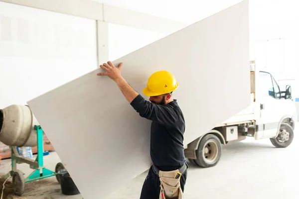 Trabalhador constrói uma parede de gesso . — Fotografia de Stock