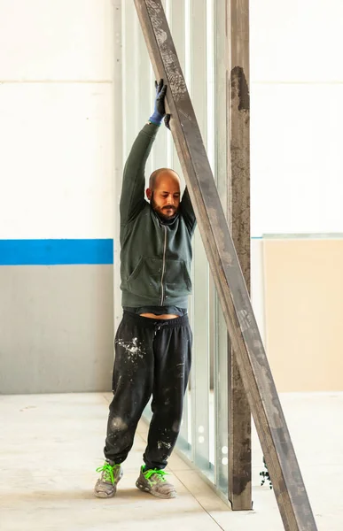 労働者は石膏ボードの壁を構築. — ストック写真