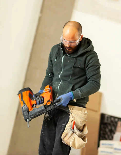 Werknemer bouwt een muur gipsplaat. — Stockfoto