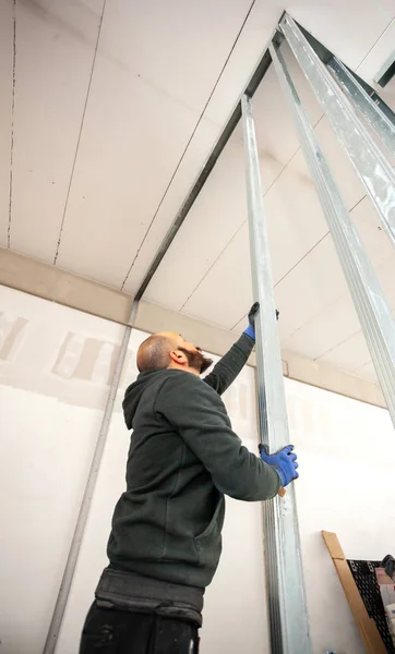 Lavoratore costruisce un muro di cartongesso . — Foto Stock