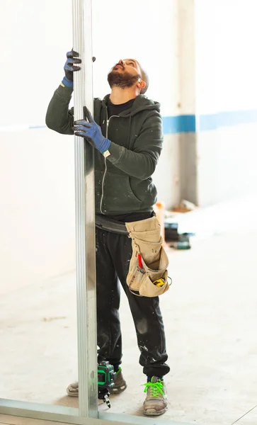 Lavoratore costruisce un muro di cartongesso . — Foto Stock