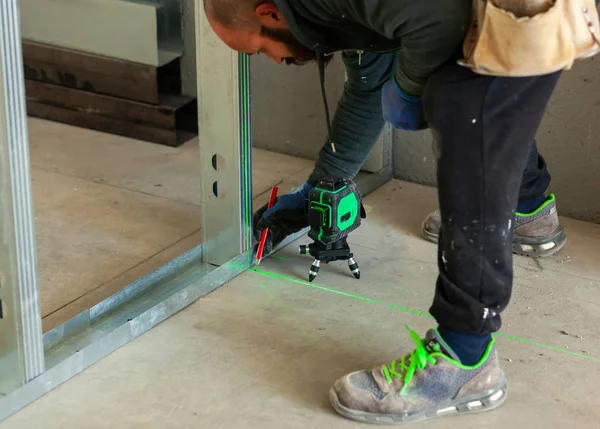 Worker builds a plasterboard wall. — Stock Photo, Image