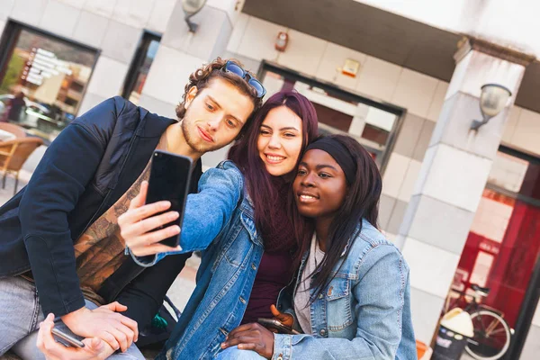 Tre vänner tar en selfie. — Stockfoto