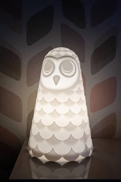 Owl formad lampa på sängkanten av ett rum. — Stockfoto