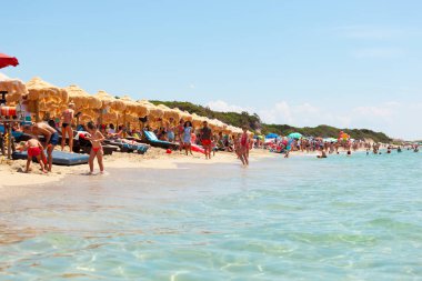 Salento 'da turkuaz su ve altın plaj ile güzel deniz.