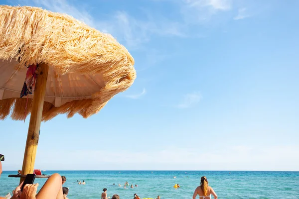 Plage belles parasols au toit de chaume et mer turquoise . — Photo