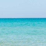 Красивое море с бирюзовой водой и золотым пляжем в Галлиполи
