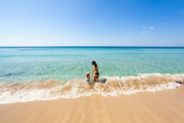Nádherné moře s tyrkysovou vodou a zlatou pláží v Salentu. — Stock fotografie
