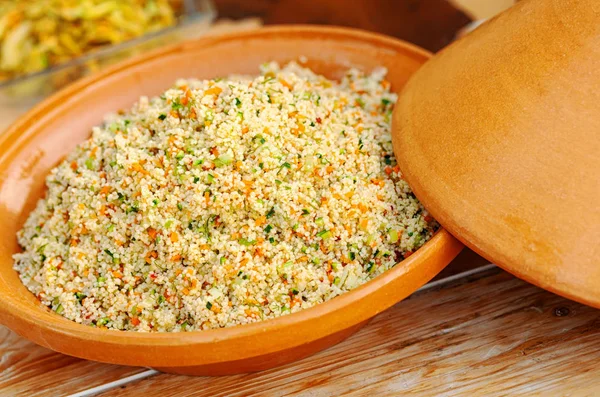 Vegetabiliska tajine med couscous. — Stockfoto