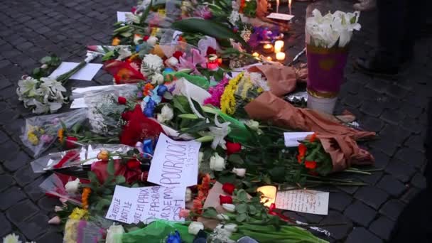 Roma Italia Noviembre 2015 Flores Velas Encendidas Frente Embajada Francia — Vídeo de stock