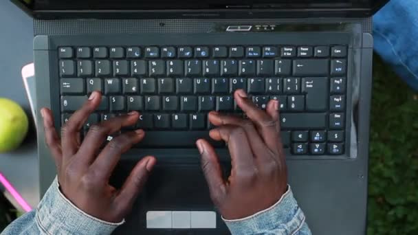 Feche Mãos Uma Jovem Mulher Africana Digitando Teclado Laptop — Vídeo de Stock