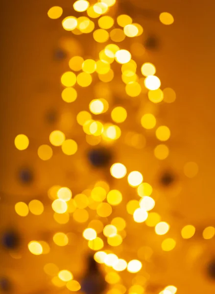 Árvore de Natal com luzes desfocadas . — Fotografia de Stock