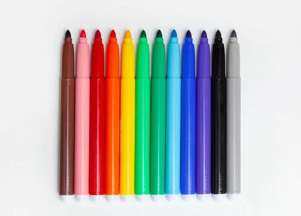 Bolígrafos de fieltro multicolor, marcadores en blanco . —  Fotos de Stock