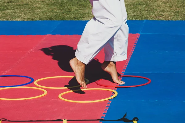 Martial arts teacher demonstrates to children how to jump in cir — Stock Photo, Image