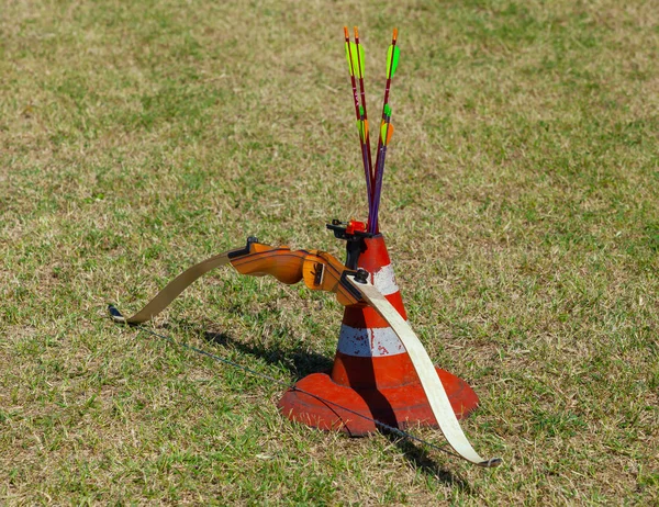 Bow and arrow in a cone. — Stock Photo, Image