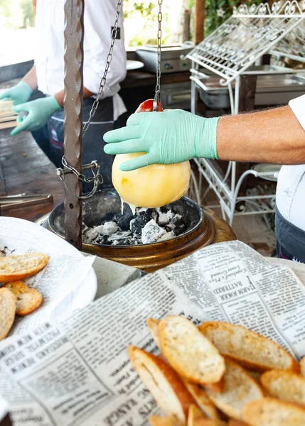 Fromage fondu au four appelé Caciocavallo sur les charbons chauds . — Photo