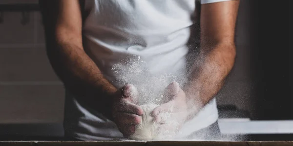 男の手、小麦粉と生地. — ストック写真