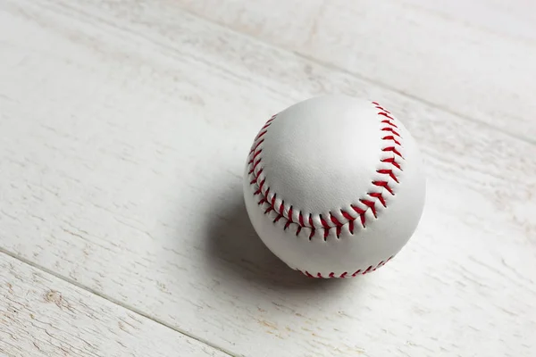 Pelota blanca de béisbol cosida con rojo grueso . —  Fotos de Stock