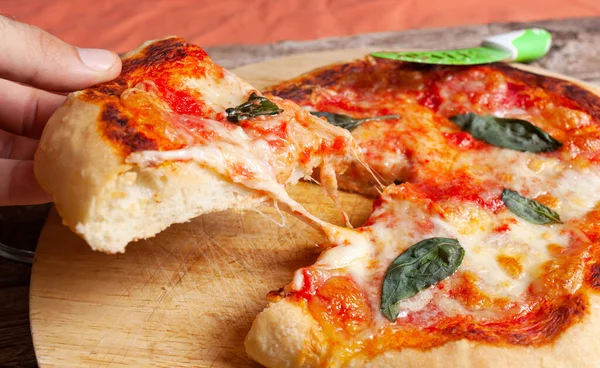 Verse zelfgemaakte Italiaanse Pizza Margherita met basilicum — Stockfoto