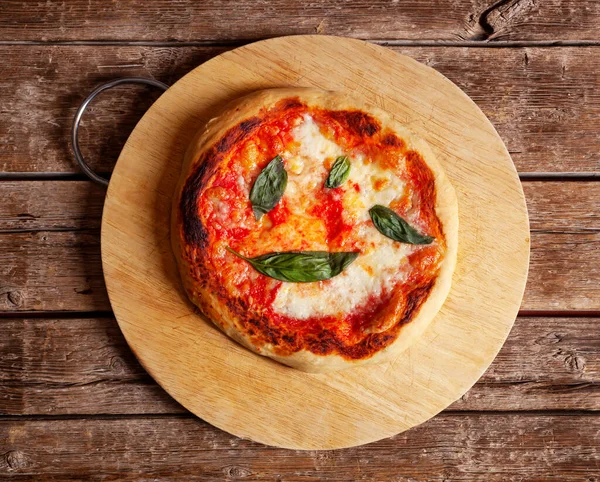 Verse zelfgemaakte Italiaanse Pizza Margherita met basilicum — Stockfoto
