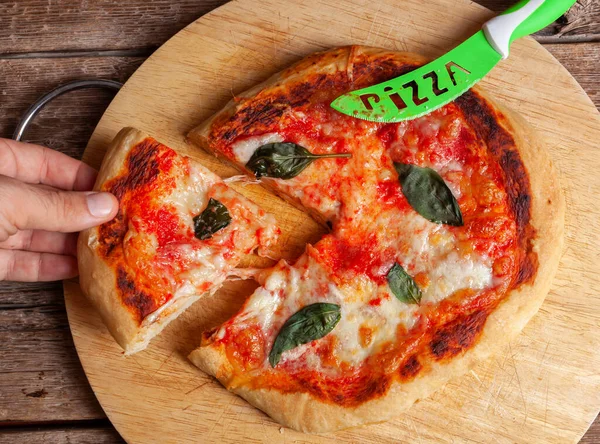 Свежая итальянская пицца Маргарита с базиликом — стоковое фото