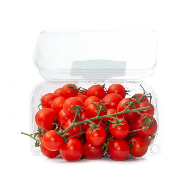 Tomates cherry en un recipiente de plástico . — Foto de Stock