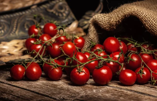 Nature morte de tomates cerises sur table en bois . — Photo