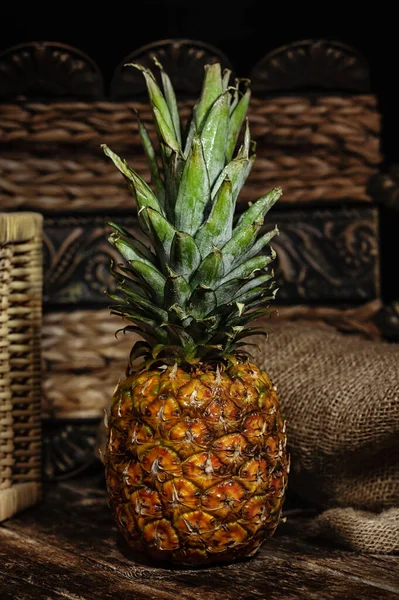 Bodegón con piña sobre mesa rústica de madera . — Foto de Stock