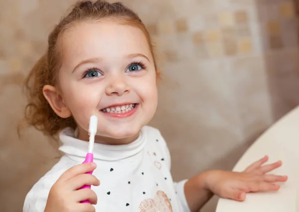 Χαριτωμένο κοριτσάκι καθαρισμού δοντιών με βούρτσα. — Φωτογραφία Αρχείου