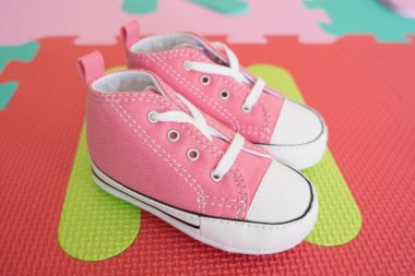 Pembe bebek Converse All Star spor ayakkabıları.