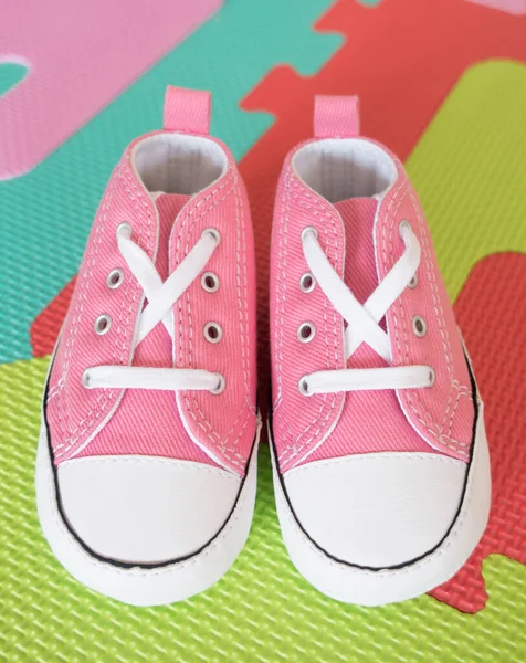 ピンクの赤ちゃんコンバースすべてのスタースニーカー. — ストック写真