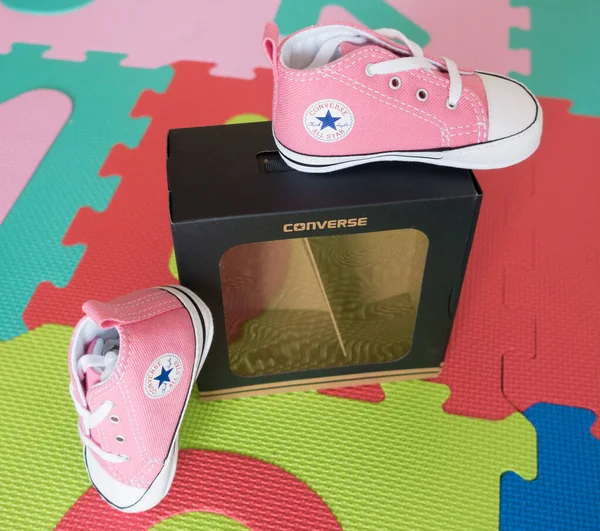 Pink baby Converse All Star sneakers. — Stock Photo, Image