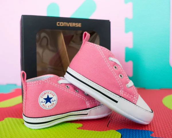 Różowe dziecko Converse Wszystkie trampki Star. — Zdjęcie stockowe