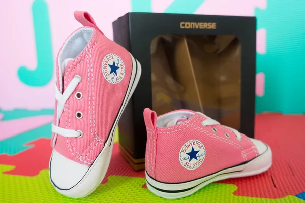 ピンクの赤ちゃんコンバースすべてのスタースニーカー. — ストック写真