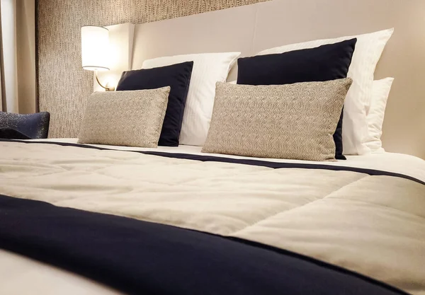 Schlafzimmer Luxushotel Kissen Und Zweifarbige Decke Mit Beleuchteten Lampen — Stockfoto