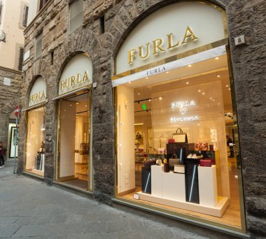 Floransa, İtalya - 04 Kasım 2017: Floransa 'daki Furla mağazasının dış görünümü. Furla, yaklaşık 90 yıl önce 1927 yılında Furlanto ailesi tarafından kurulmuş lüks bir İtalyan moda şirketidir..