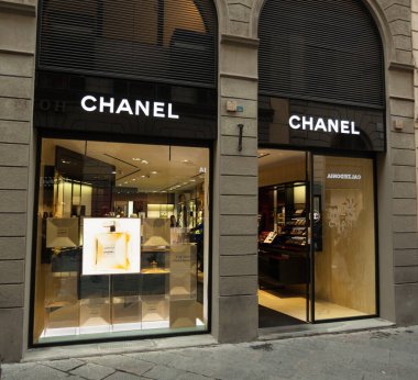 Floransa, İtalya - 04 Kasım 2017 Chanel mağazası, mağaza girişinin dış cephesi. Chanel parfümler dünyanın her yerinde meşhurdur ve moda ve lüks mallar olarak kabul edilirler..