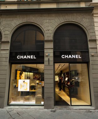 Floransa, İtalya - 04 Kasım 2017 Chanel mağazası, mağaza girişinin dış cephesi. Chanel parfümler dünyanın her yerinde meşhurdur ve moda ve lüks mallar olarak kabul edilirler..