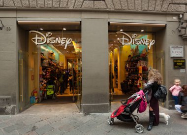 Floransa, İtalya - 04 Kasım 2017: Disney Store 'un dış cephesi şehrin merkezinde. Disney, her türlü çocuk için çizgi film ve oyuncak üretiminde dünya çapında bilinen bir marka..