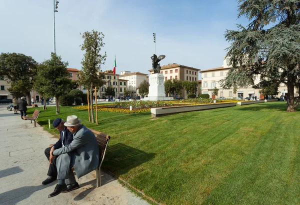 Έμπολη Ιταλία Νοεμβρίου 2017 Χάλκινο Άγαλμα Στην Πλατεία Della Vittoria — Φωτογραφία Αρχείου
