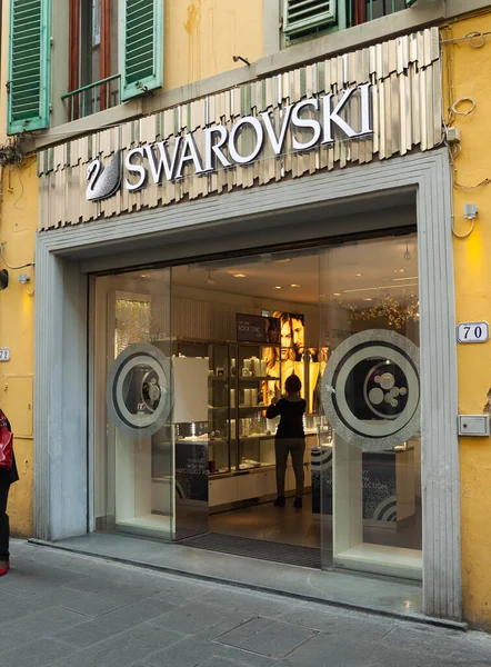 イタリア フィレンツェ 2017年11月4日 スワロフスキー店 いい宝石だ 一般的にクリスタルと呼ばれる鉛ガラスのオーストリアの生産者 高級ジュエリー ファッションアクセサリーの独占コレクション ストック画像