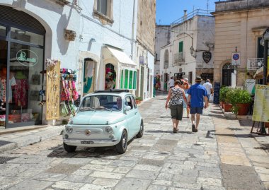 Polignano a Mare, İtalya - 15 Ağustos 2014: Polignano a Mare Merkezi, 50 'lerden turistler ve Fiat 500 ile birlikte. Özellikle yaz mevsiminde ziyaret edilen turistik bir yer. Orada güzel bir yaşam hayali kurulabilir..